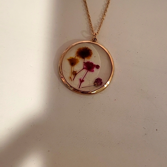 Necklace with real flowers captured in it.. beautiful mix of color. GP - Picture 7 of 10
